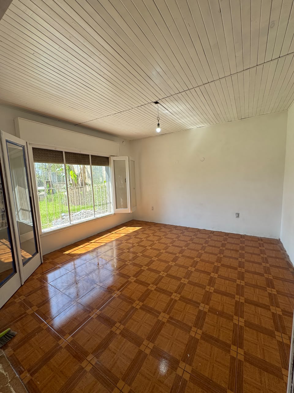 Ambiente antes de la instalación de piso flotante realizada por Hogar Elite